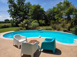 Ferme équerre 12 personnes avec piscine，位于Viozan的酒店