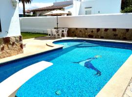 Chalet con piscina privada cerca del mar，位于卡兰博希的酒店