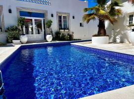 The Palm Tree House Alentejo Private swimming pool 6 suites Iconic Palm tree，位于阿尔维图的酒店