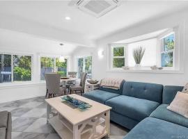 Charming New Beach Cottage，位于韦斯特布鲁克的酒店