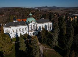 托佩尔森基扎莫克酒店，位于Topoľčianky的酒店