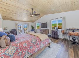 Hidden Falls Retreat Peaceful Guesthouse Near Yosemite，位于奥克赫斯特的住宿加早餐旅馆