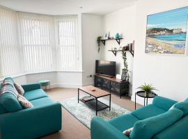 Private Parking, Central Llandudno, King Bed with Ensuite at Clement Lodge，位于兰迪德诺的酒店
