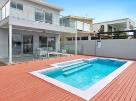Waterfront Wonderland - Luxury Canal Front Villa w Pool，位于黄金海岸的酒店