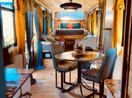 Le Busido, ancien bus de la ville d'Angoul&ecirc;me, am&eacute;nag&eacute; en Chambre d'h&ocirc;tes，位于Vouzan的带热水浴缸的酒店