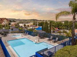 圣塔克拉里塔瓦伦西亚万豪费尔菲尔德客栈，位于圣塔克拉瑞塔的酒店