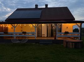 Siedlisko Stara Poczta Podlasie z jacuzzi i dużym ogrodem，位于德罗希琴的酒店