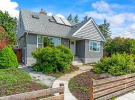 Stunning Heritage Home, Sleep 8, Hot Tub, Private Yard, Firepit