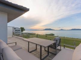 Heavens Gate Penthouse，位于福纽德的酒店