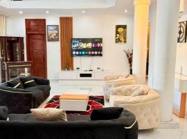 Nanani Luxury Villa - 4 Bedrooms，位于库马西的酒店