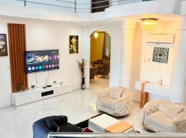 Nanani Luxury Villa - 3 Bedrooms，位于库马西的酒店