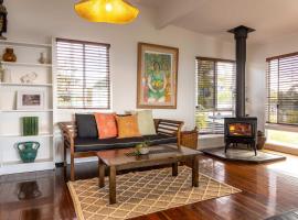 Moffat Beach Retreat, Pet-friendly & Ocean Views，位于卡伦德拉的酒店