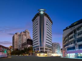 上海人民广场地铁站亚朵酒店，位于上海的酒店