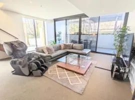 The Loft 3BDR, City Centre, Family-Friendly, King Bed, Massage Chair, Parking