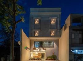 Hotel Vedic Vista，位于印多尔的酒店