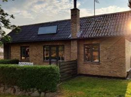 Summer House Gem At Sandkås Beach，位于阿灵厄的酒店