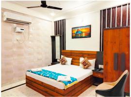 A PREMIUM Hotel Nirmala Palace Ayodhya Near Shri Ram Janmabhoomi and Hanuman Garhi - Railway Station - Restaurant & Parking Facilities - Prime Location With Luxury and Spacious Room - Book Now，位于Ayodhya的酒店