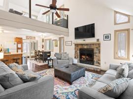 Vaulted Pines Lodge Hot Tub Game Room，位于Albrightsville的低价酒店