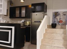 Dublex Studio with a backyard in Sheikh Zayed，位于Sheikh Zayed的木屋