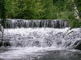 nuit romantique insolite dans une cascade