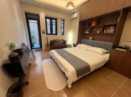 LAYLiVE Good soundproofing Near the subway, US Consulate, Nanjing Road Jing'an Temple business district Convenient transportation Courtyard music，位于上海的酒店