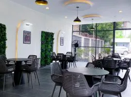 Saint Tropez Hotel and Suites，位于阿布贾纳姆迪·阿齐基韦国际机场 - ABV附近的酒店