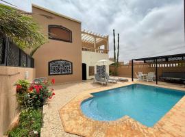 Modern villa with pool，位于米勒福特的酒店