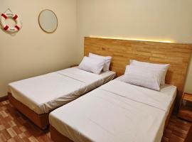 latitude 13 Room & breakfast，位于曼谷的酒店