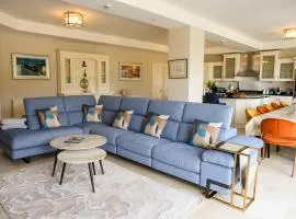 Luxury Vacation Home on the Ring of Kerry-Wild Atlantic Way with Mountain & Sea Views - 5 min walk to Glenbeigh Village - 10 min drive to Rossbeigh Beach & Dooks Golf Course -30 minute drive from Muckross House and National Park -3 night min stay