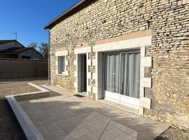 La Maison du Cèdre 8 min du Futuroscope，位于阿瓦同的酒店