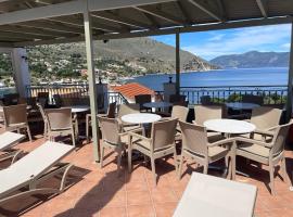 MAKIS VILLAGE-APARTMENTS，位于阿依亚埃夫菲亚的带泳池的酒店