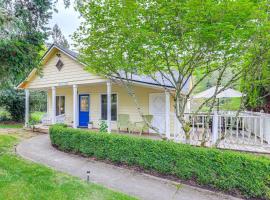8 Mi to Columbia River Gorge Cottage with Deck!，位于格雷舍姆的酒店