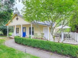 8 Mi to Columbia River Gorge Cottage with Deck!