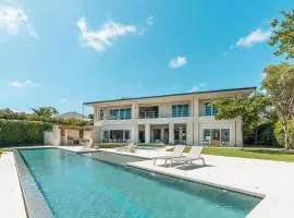 Retreat villa with lake view, maid,bbq in Punta Cana