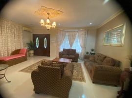 The Deck Homestay & Event House，位于日得拉的酒店