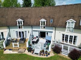 Luxury Kingfisher Lodge, Isis Lake, within the Cotswold Waterpark，位于赛伦塞斯特的酒店