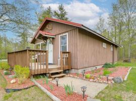 Cozy Onaway Vacation Rental with Deck and Fire Pit!，位于Onaway的酒店