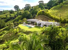 Modern Villa Surrounded by Nature with Pool and Stunning View，位于拉特瓦伊达的酒店