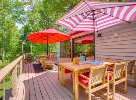 Getaway with Lake Views near Wintergreen Resort!，位于Nellysford的酒店