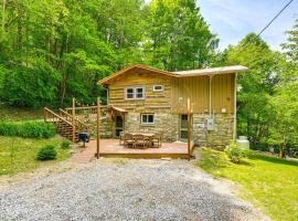 Maggie Valley Log Cabin Deck and Mountain Views!，位于马吉谷的酒店