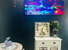 Fancy Studio Private Entrance，位于Selden的酒店
