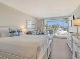 Waterfront Hotel Room, Huge Pool, Tiki Bar, Beach!