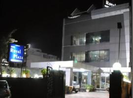 Hotel New Royal Plaza，位于钱德加尔昌迪加尔机场 - IXC附近的酒店