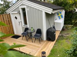 Mysig stuga nära en sjö，位于Boo的酒店