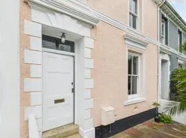 Large Stylish 3-bed Townhouse | Free Parking & Walk to Beach & Shops