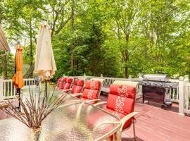 Walk to Beach Elegant Escape in Lusby!，位于Lusby的酒店