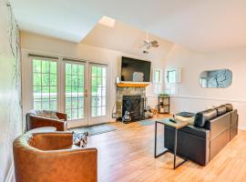 1 Mi to Mohegan Sun Studio with Pool Access，位于诺维奇的酒店