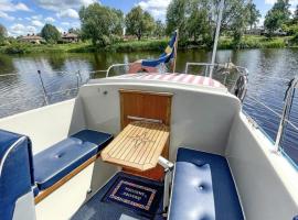 Boat in Stockholm Archipelago，位于韦姆德的船屋