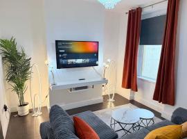 Spacious 4 Bed Cardiff House Near City Centre with Parking，位于卡迪夫的酒店