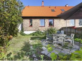 Cosy and charming semi-detached house in Hilleshög，位于Härslöv的酒店